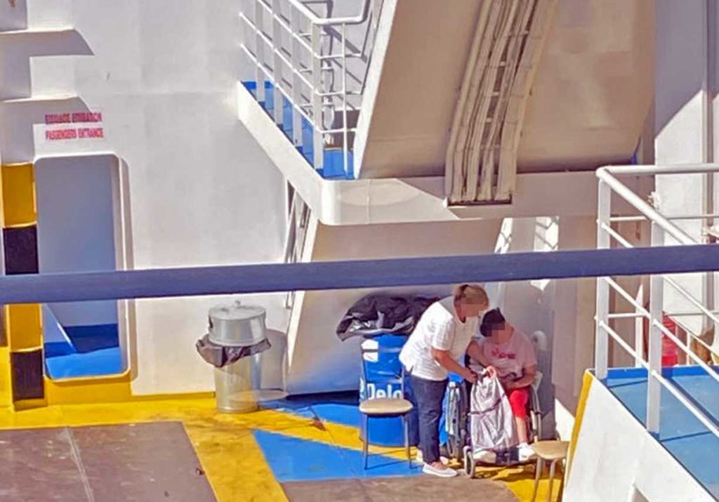 Απίστευτο περιστατικό: ΑμεΑ ταξιδεύει στο γκαράζ του ferry boat για Θάσο γιατί δεν υπήρχε ράμπα!