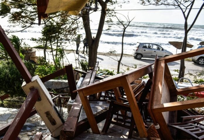 Χαλκιδική: Ανεμοστρόβιλος σε beach bar στα Νέα Πλάγια – Ζημιές και τραυματίες 