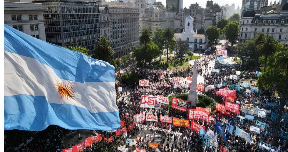 Ογκώδης διαδήλωση στην Αργεντινή κατά της νέας συμφωνίας με το ΔΝΤ