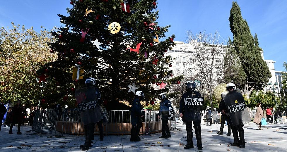 Σε... αστυνομικό κλοιό ένα «νεκρό» χριστουγεννιάτικο δέντρο 