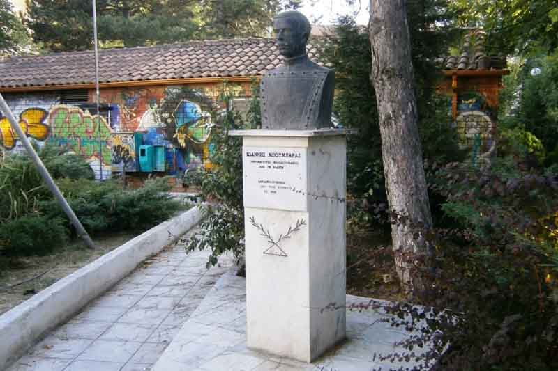 Βανδαλισμός (τώρα) στην προτομή του Μακεδονομάχου Ιωάννη Μπουμπαρά στο Παλαιό Πάρκο Εορδαίας