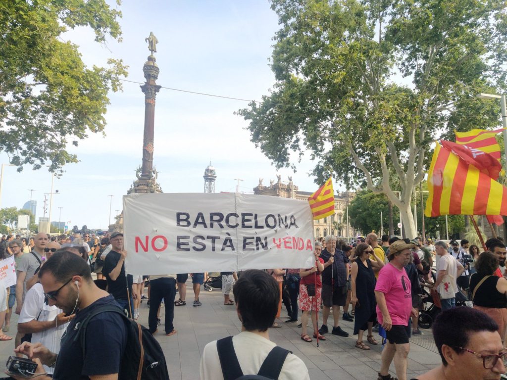 Βαρκελώνη: Διαδήλωση κατά του υπερτουρισμού – «Φτάνει! Ας βάλουμε όρια στον τουρισμό» (Video)