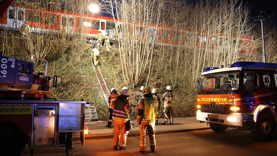 Σύγκρουση τρένων στο Μόναχο: Πληροφορίες για νεκρό και δεκάδες τραυματίες 