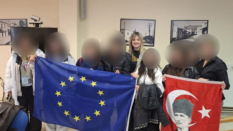 Σάλος με την αντιδήμαρχο Ελασσόνας που φωτογραφήθηκε με την τουρκική σημαία