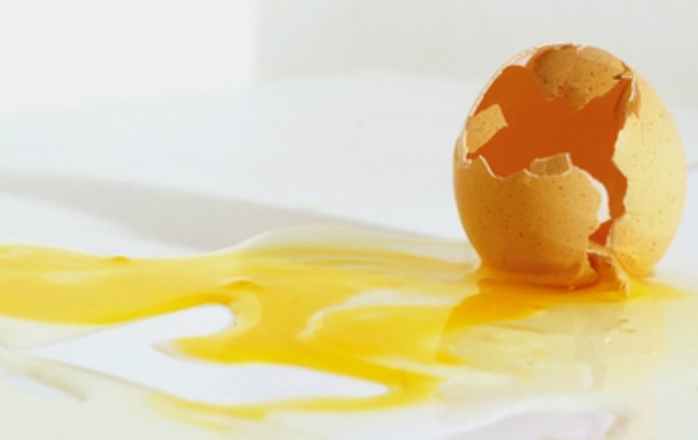 Πτολεμαΐδα: Μήνυση κατά αγνώστων για την επίθεση με τα αυγά
