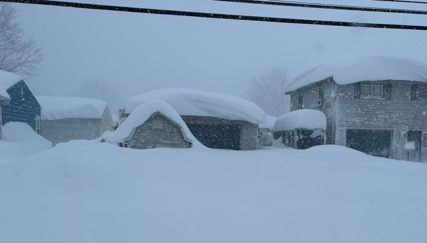 Χιόνι που φτάνει τα δύο μέτρα «έθαψε» την Πολιτεία της Νέας Υόρκης