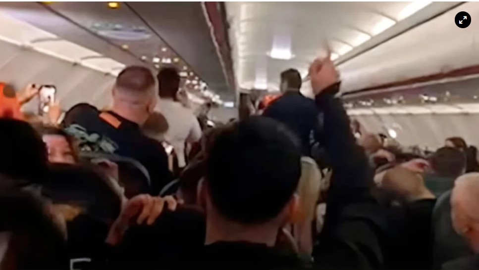 Ζευγάρι προκάλεσε αναγκαστική προσγείωση στο Ηράκλειο - Δείτε πως ζητωκραύγασαν οι επιβάτες για την απομάκρυνσή του
