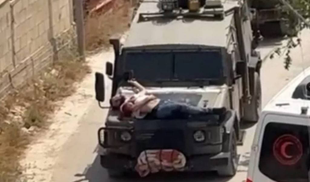 Δυτική Όχθη: Ισραηλινοί έδεσαν και περιέφεραν τραυματισμένο Παλαιστίνιο στο καπό τζιπ (Video)