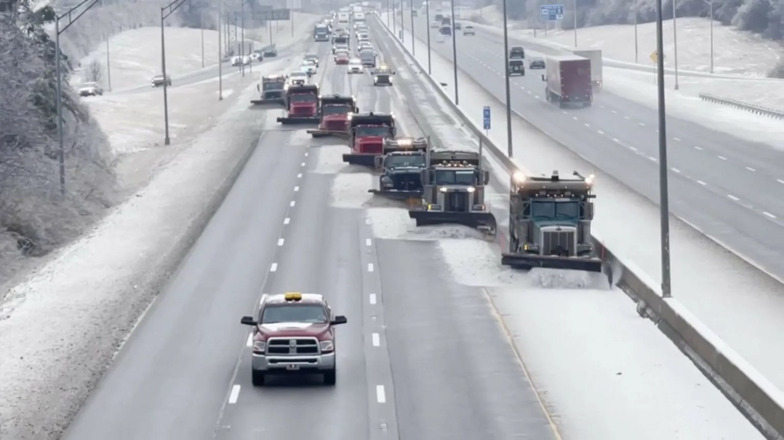 Δείτε βίντεο πως απομακρύνουν το χιόνι σε χρόνο ρεκόρ από μεγάλο αυτοκινητόδρομο στο εξωτερικό