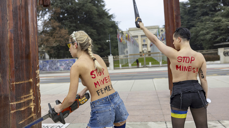 femen782ss.jpg