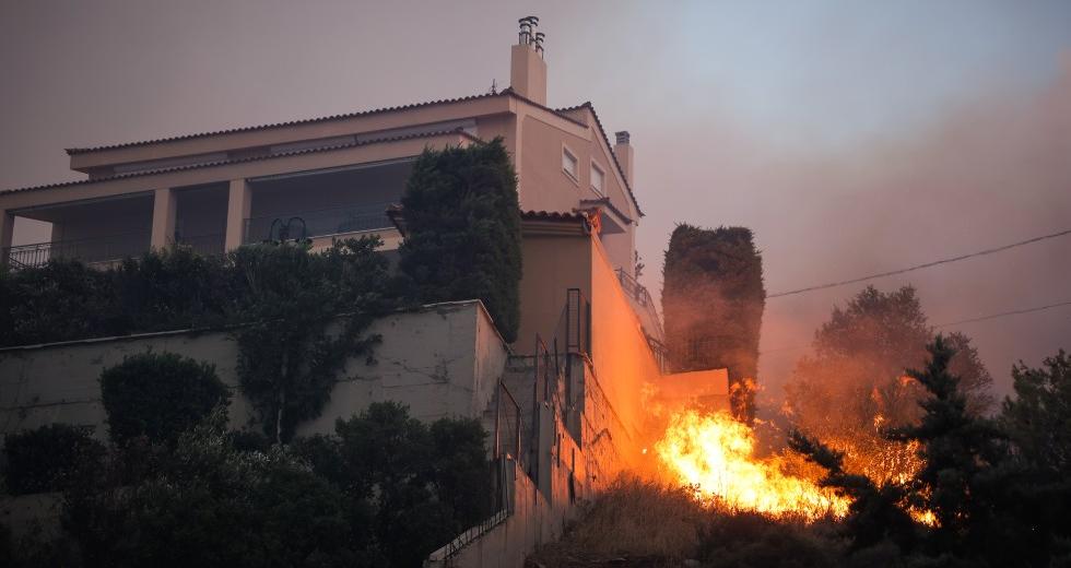 Πύρινος εφιάλτης στην Πεντέλη - μπήκαν στα σπίτια οι φλόγες