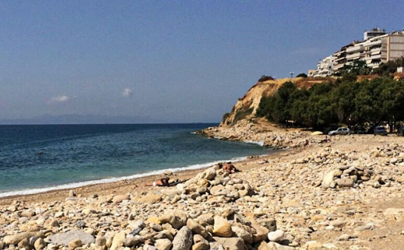 Νεαροί αλλοδαποί προσπάθησαν να βιάσουν 17χρονη και λιθοβόλησαν τον σύντροφό της στην παραλία Φρεαττύδας