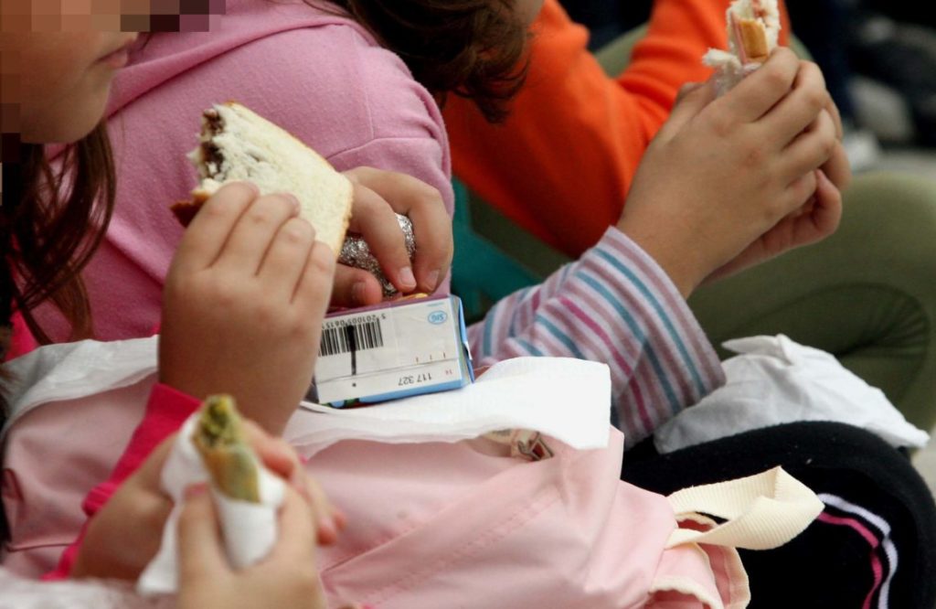 Λαμία: Μαζική τροφική δηλητηρίαση από σχολικά γεύματα – Οργισμένοι οι γονείς