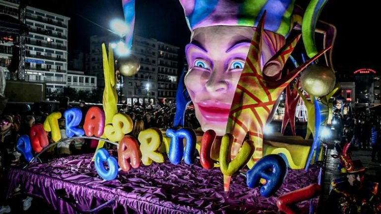  Καρναβάλι της Πάτρας: Εντυπωσιακές εικόνες από την νυχτερινή παρέλαση αρμάτων 