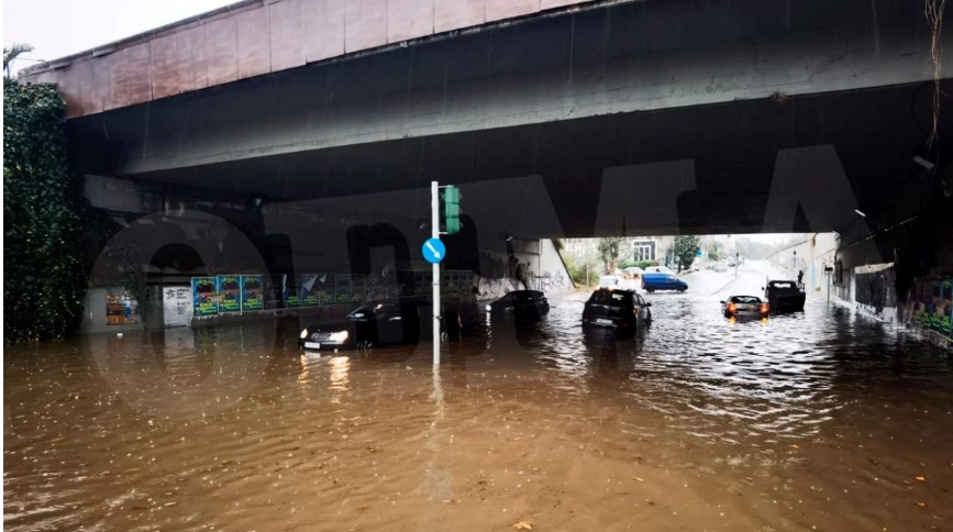 Πλημμυρισμένοι δρόμοι στην Αττική - Προειδοποίηση από την Αττική Οδό: Περιορίστε τις μετακινήσεις