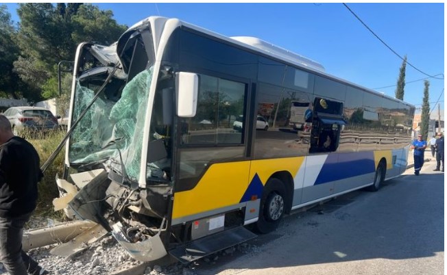  Λιόσια: Ο οδηγός «κάρφωσε» το λεωφορείο σε κολόνα για να αποφύγει σύγκρουση με άλλα οχήματα