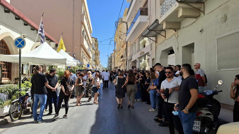  Ράγισαν καρδιές στην κηδεία του 32χρονου πυροσβέστη – Με την ελληνική σημαία τύλιξαν το φέρετρο