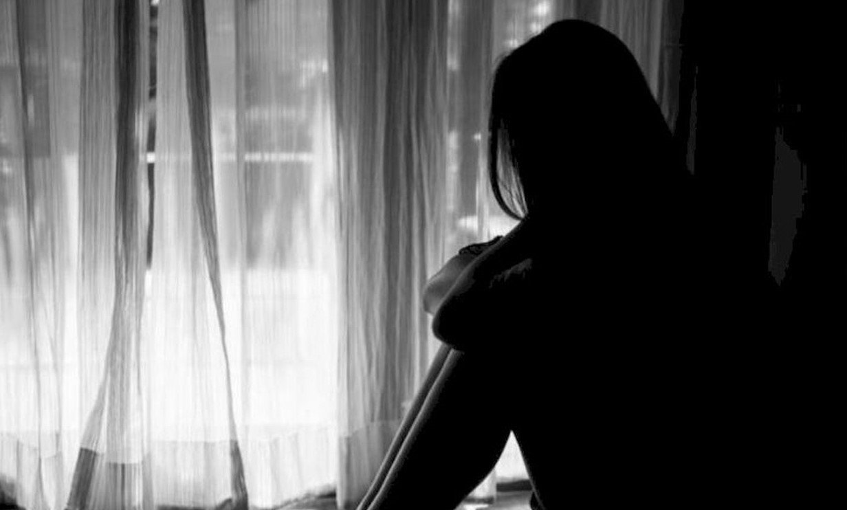  Σοκ στα Φιλιατρά: Πατέρας κατήγγειλε ότι η 19χρονη κόρη του εξέδιδε την 14χρονη αδελφή της