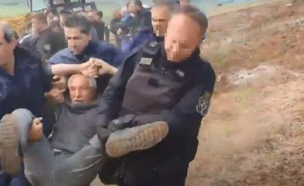 Άγρια αστυνομική καταστολή στην Καλαμιά Κοζάνης για τα φωτοβολταϊκά – Πήραν κάτοικο «σηκωτό» (Video)