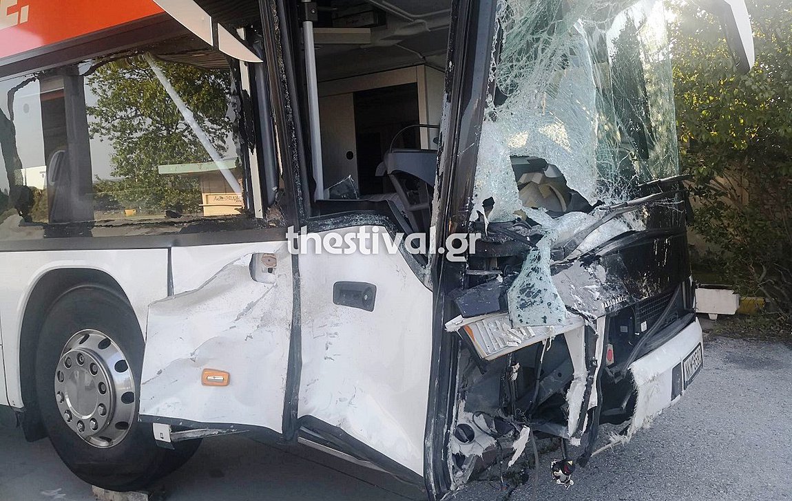 Λεωφορείο των ΚΤΕΛ έπεσε πάνω σε δύο ΙΧ στoν Πλαταμώνα - Ένας νεκρός και 5 τραυματίες