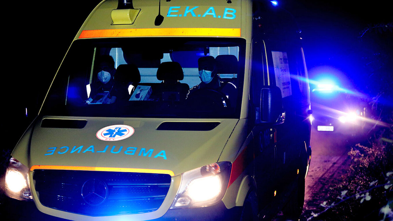 Θεσσαλονίκη: Ανεξέλεγκτο αυτοκίνητο έπεσε σε στάση λεωφορείου - Δύο τραυματίες