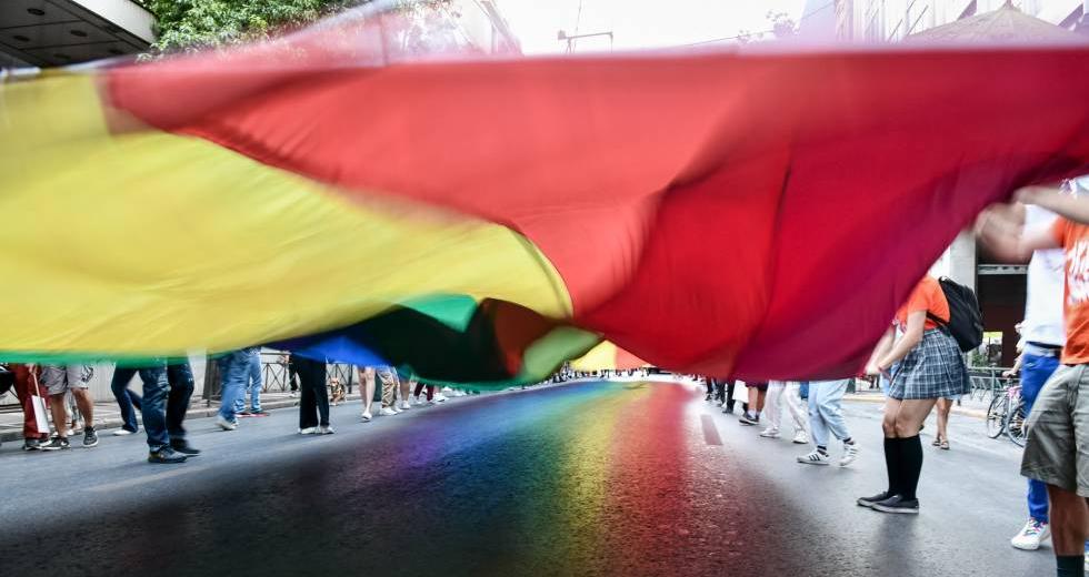 Χυδαία επίθεση από ιερέα σε τρανς γυναίκα που είχε πάει σε συσσίτιο