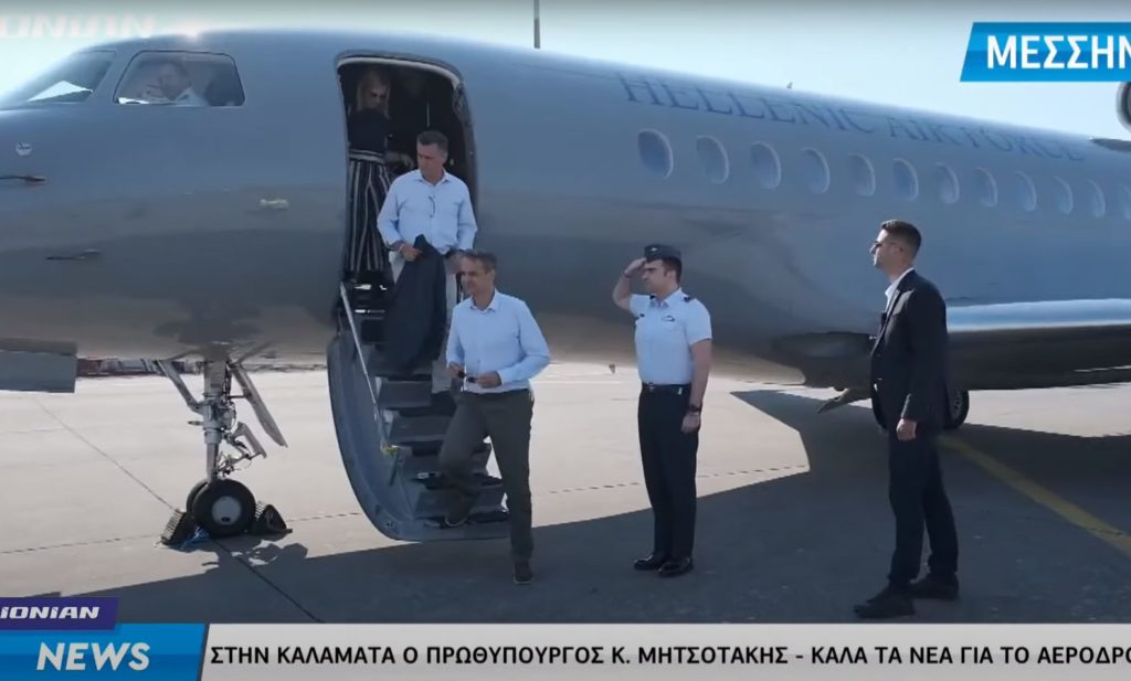 Με το πρωθυπουργικό αεροσκάφος στην Καλαμάτα ο Μητσοτάκης – «Μάλλον για να αποφύγει τα διόδια», γράφουν στο Twitter (Video)