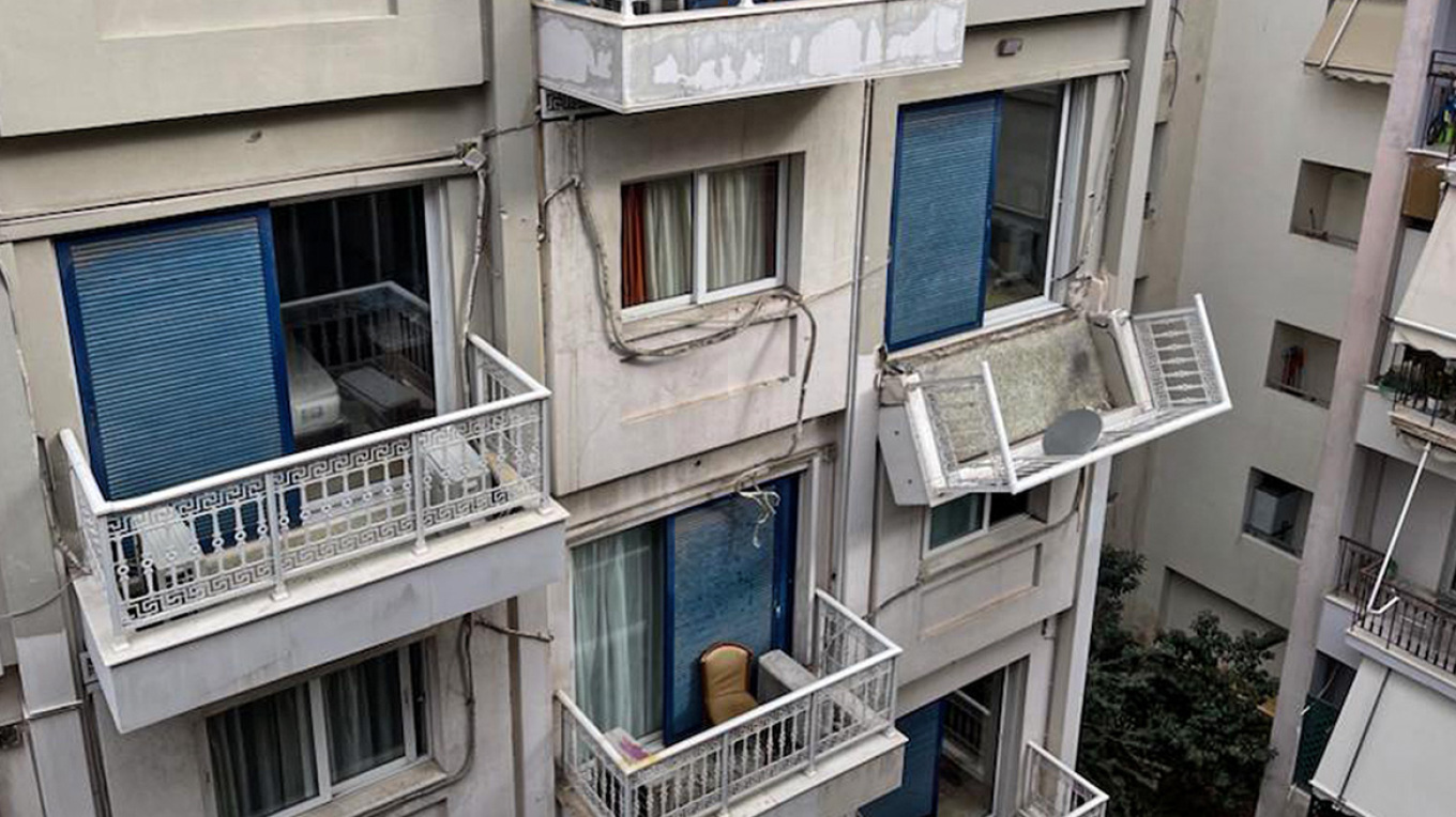 Υπό κατάρρευση μπαλκόνι σε ξενοδοχείο στη Συγγρού - Δείτε φωτογραφίες