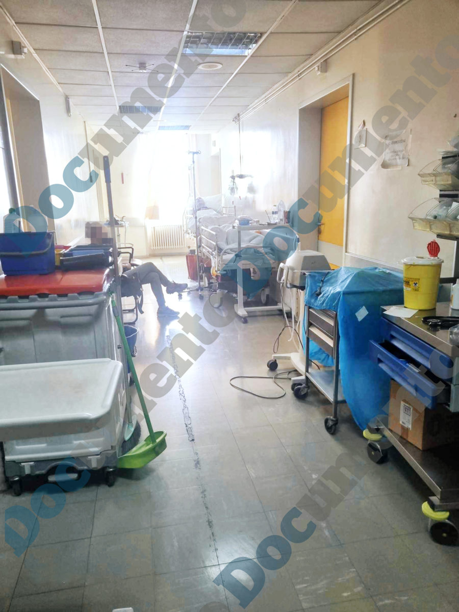 Τριτοκοσμικές συνθήκες στο νοσοκομείο Αλεξάνδρα: Ράντζα και νοσηλείες στους διαδρόμους δίπλα σε… κουβάδες (Photos)