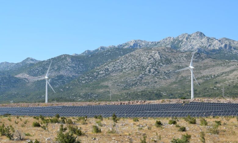 Δεν μπορεί ο μισθωτός των 1.300 ευρώ να πληρώνει επιδοτήσεις στους επενδυτές πράσινης ενέργειας