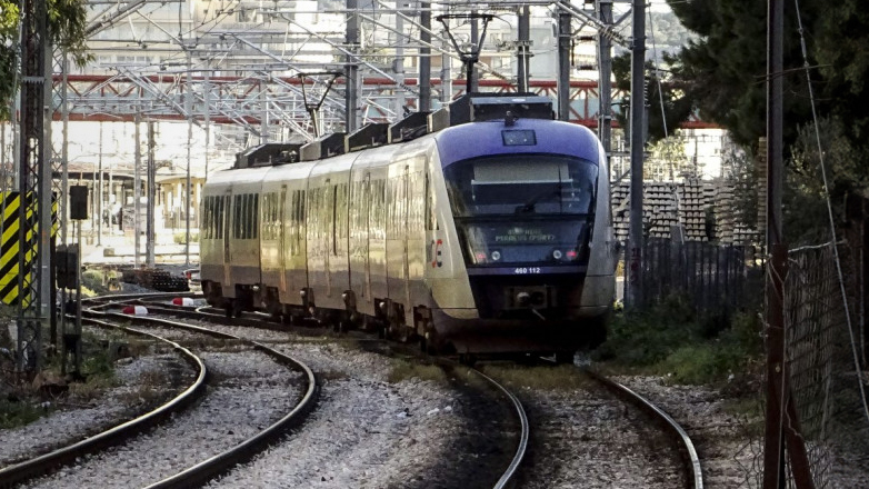  Άγιοι Ανάργυροι: Έβαλαν δύο τρένα να κινούνται αντίθετα στην ίδια γραμμή