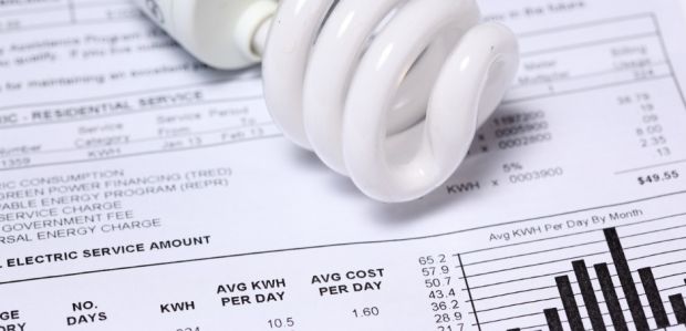 Η δύσκολη εξίσωση των επιδοτήσεων των λογαριασμών ενέργειας: Οι πόροι από τους ρύπους λιγοστεύουν και οι τιμές ανεβαίνουν