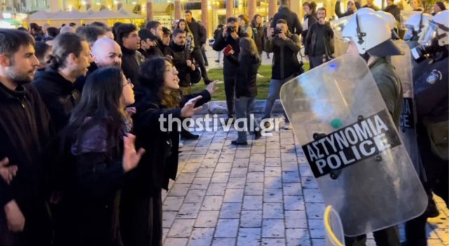 Θεσσαλονίκη: Διαδηλωτές έξω από το Ολύμπιον για την προβολή του ντοκιμαντέρ «Αδέσποτα κορμιά»