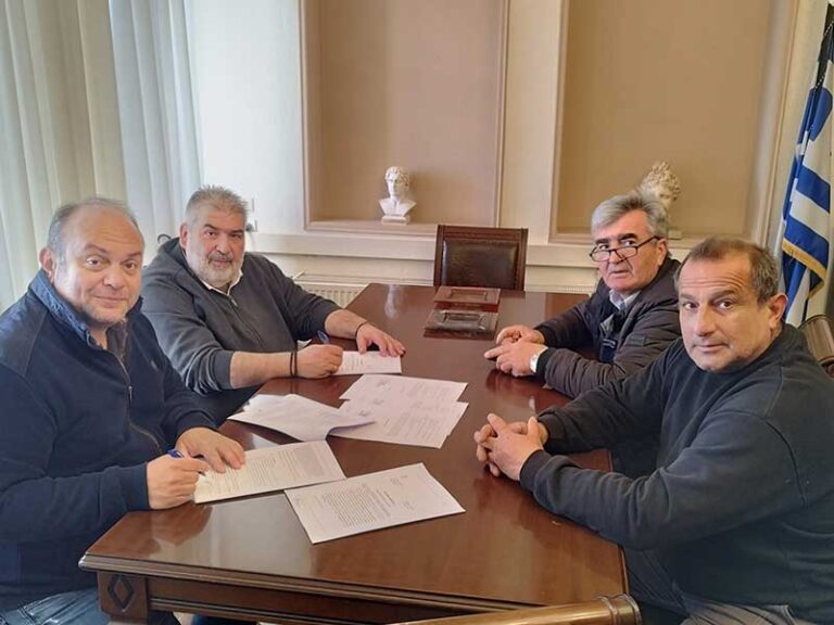 Υπογραφή σύμβασης για την κατασκευή γηπέδου ποδοσφαίρου 5×5 στην Τ.Κ. Αναρράχης ΕΛΛΗΝΙΚΗ ΔΗΜΟΚΡΑΤΙΑ ΝΟΜΟΣ ΚΟΖΑΝΗΣ ΔΗΜΟΣ ΕΟΡΔΑΙΑΣ ΓΡΑΦΕΙΟ ΤΥΠΟΥ Ταχ. Δ/νση : 25ης Μαρτίου 15 Ταχ. Κωδ. : 50200- Πτολεμαΐδα Τηλέφωνο : 24633 50148 Fax : 24633 50150 E mail : grt