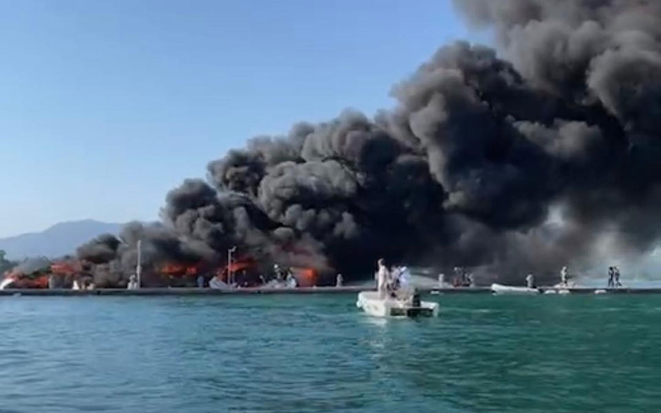 Κέρκυρα: Στις φλόγες ιστιοπλοϊκά σκάφη στη μαρίνα των Γουβιών