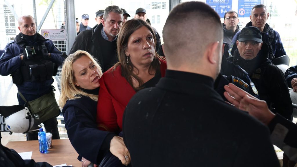 Τέμπη: Ξεκίνησε και πάλι η δίκη μετά το χάος – «Αθάνατες, όλοι φυλακή» φώναξε ο Πλακιάς