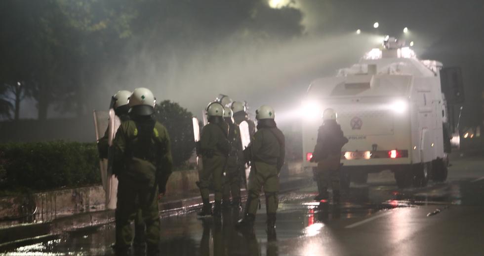 Βίντεο καταγράφει αστυνομικό να πετά δακρυγόνο σε κλειστό χώρο του ΑΠΘ