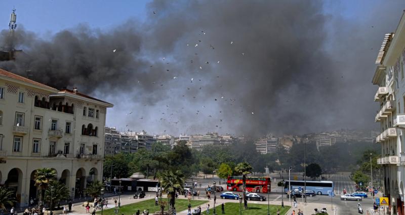 Σοβαρά τραυματίες και δεκάδες απεγκλωβισμοί από τη φωτιά στη Θεσσαλονίκη