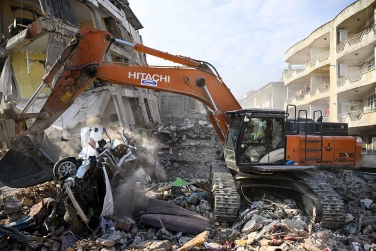 Σεισμός στην Τουρκία: Σκοτώνουν ζωντανούς κάτω από τα ερείπια - «Εβαλαν βαριά μηχανήματα»