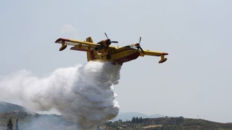 Ελλάδα » Αναγκαστική προσγείωση πυροσβεστικού αεροσκάφους σε χωράφι στη Θήβα