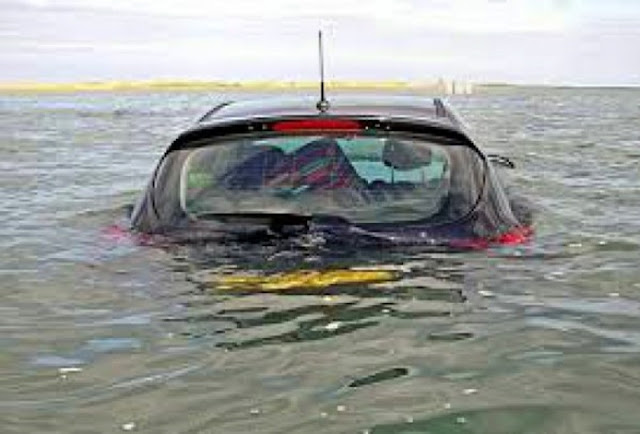 Χαλκίδα: Πάρκαραν αυτοκίνητο σε γλίστρα και έπεσε στη θάλασσα