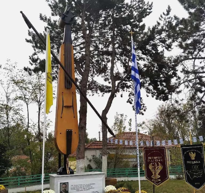 Πεντάβρυσος Εορδαίας: Πόλος έλξης το μνημείο της ποντιακής λύρας στην Πεντάβρυσο