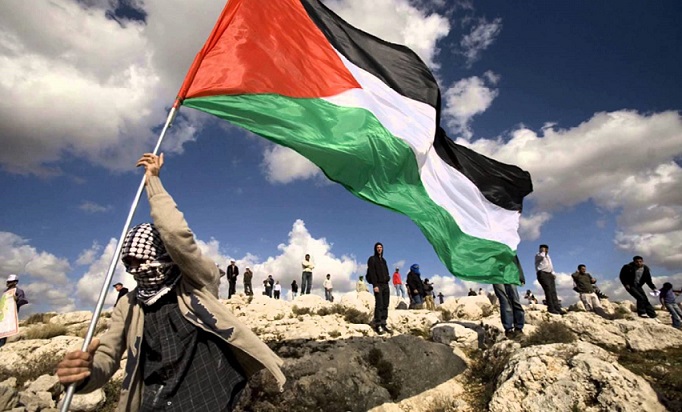 Στην ΓΑΔΑ ο σύζυγος και η κόρη της Ελένης Γερασιμίδου γιατί ύψωσαν παλαιστινιακή σημαία
