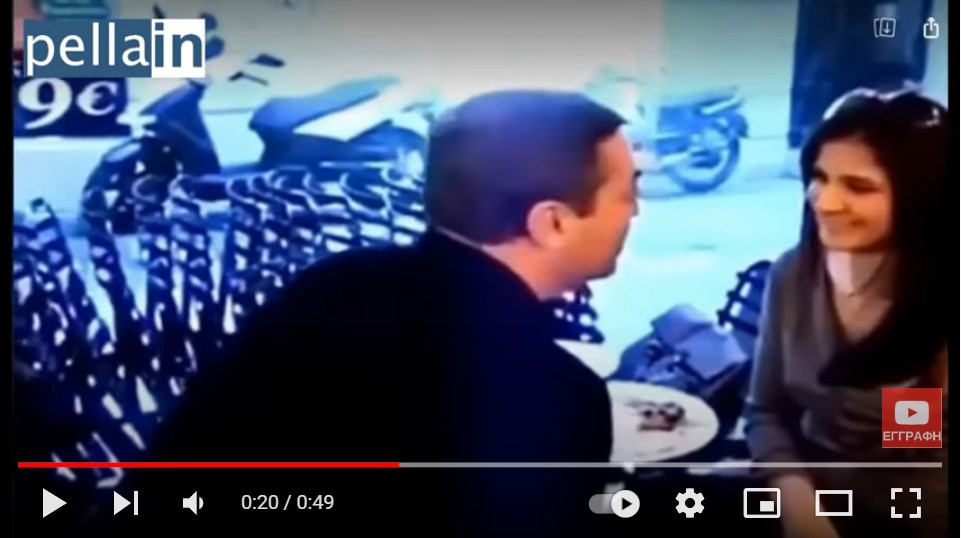 Ο Θεόδωρος Βασιλακόπουλος τραγουδά φαλτσάροντας πριν πολλά χρόνια σε εκπομπή της Αννίτας Πάνια