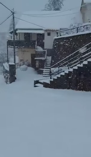 Iσχυρή χιονόπτωση σημειώνεται στην Σαμαρίνα Γρεβενών