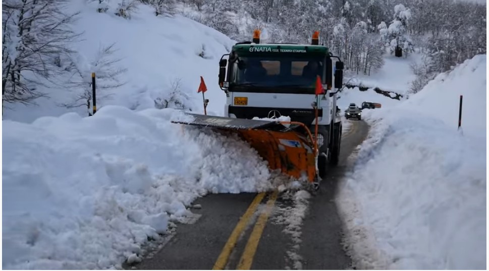 Γρεβενά:Πλήθος κόσμου στη χιονισμένη Βασιλίτσα – Καθαρό το οδικό δίκτυο σε χωριά και χιονοδρομικό