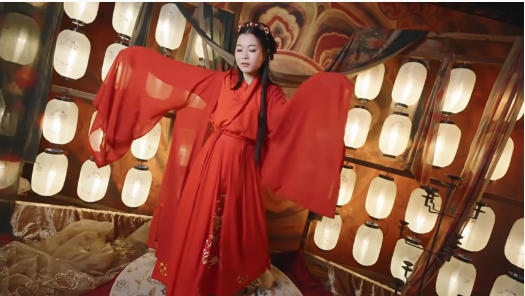 Η Κινέζα που τραγουδάει Παπαρίζου στα ελληνικά και γίνεται viral