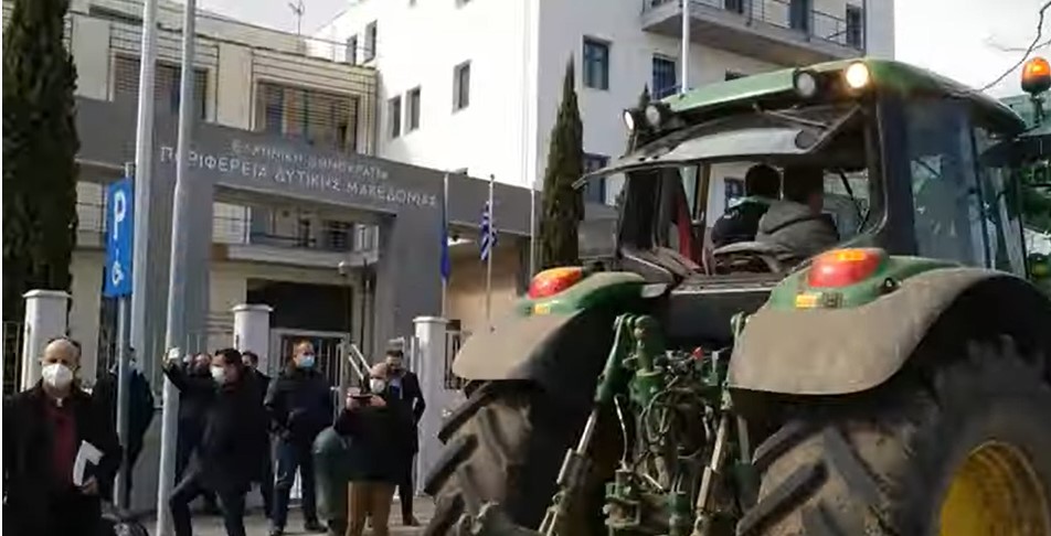Μεγάλη κινητοποίηση με  τρακτέρ  των αγροτών και κτηνοτρόφων της περιοχής της Κοζάνης στη ΖΕΠ προς το κτήριο της Περιφέρειας