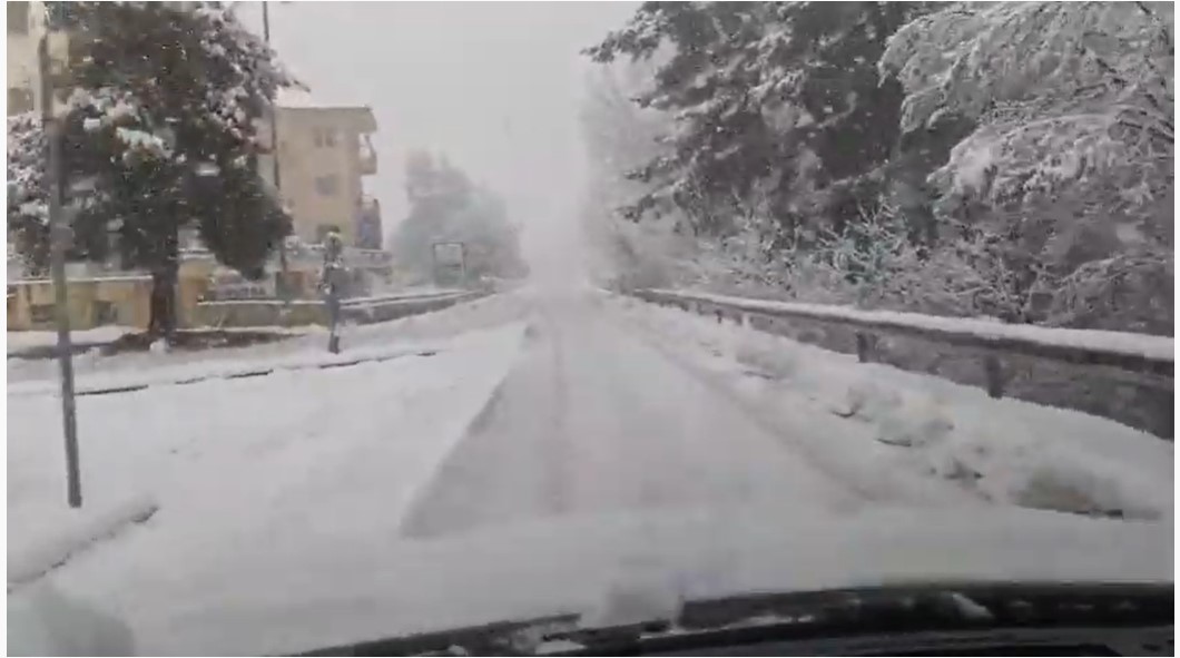 Έντονη χιονόπτωση στην Καστοριά