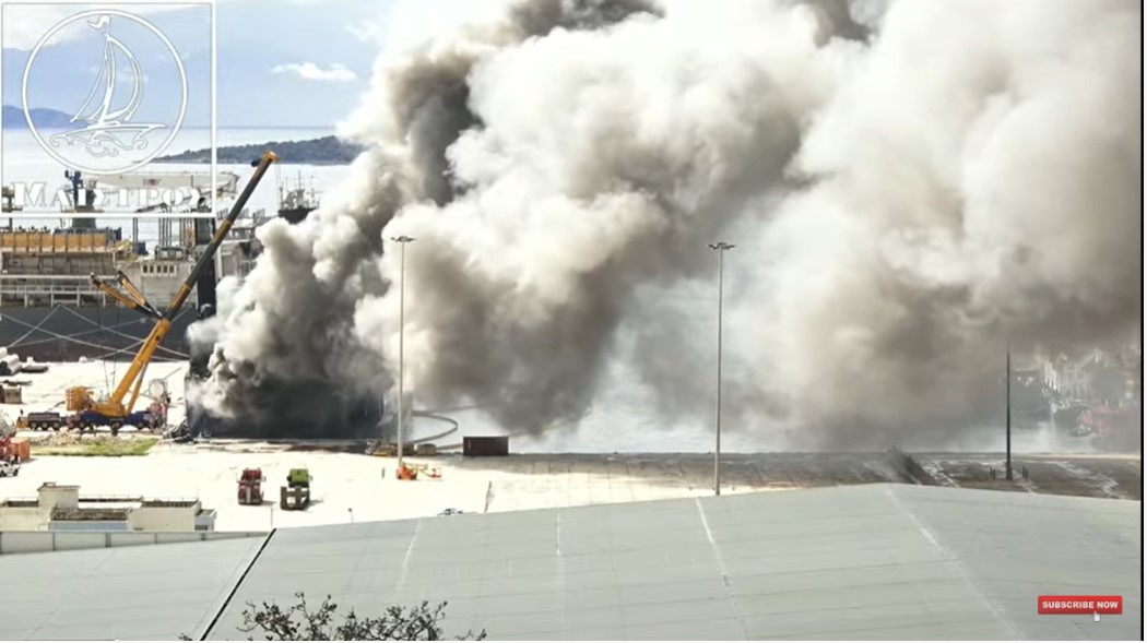 Πολεμική ζώνη:  Άνοιξε ο καταπέλτης στο Euroferry Olympia πυκνοί καπνοί και εκρήξεις από το εσωτερικό